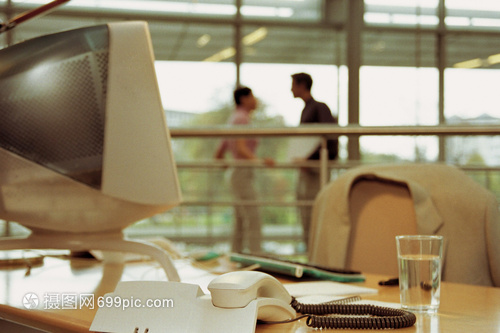 打造高效办公环境 办公桌与设备的协同优化